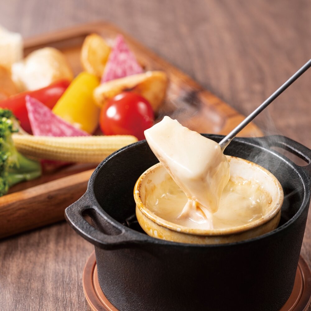季節の野菜を彩る燻製チーズフォンデュ