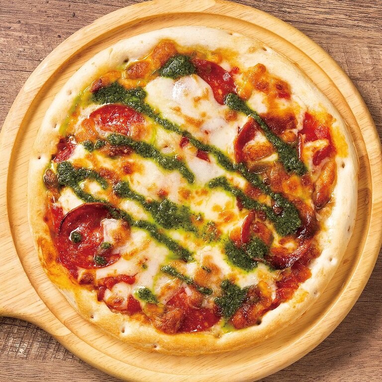 モッツァレラチーズとサラミのピザ